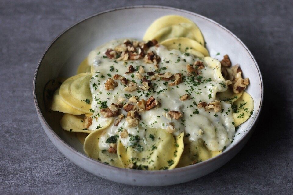 Saint-Agur Crèmesauce zu gefüllter Pasta