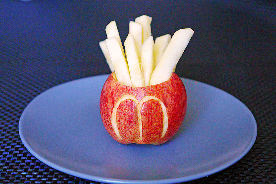 Gesunde Pommes mit heißen Früchten und Vanilleeis