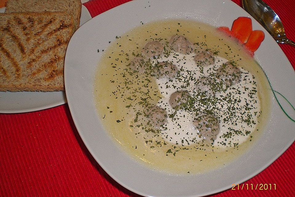 Rieslingsuppe mit Bratwurstklößchen