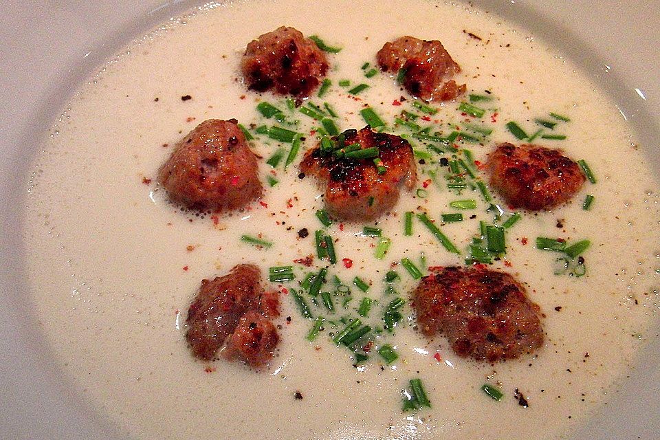 Rieslingsuppe mit Bratwurstklößchen