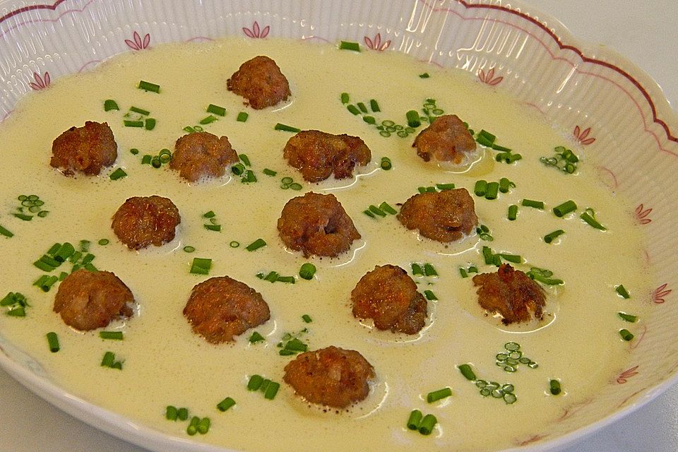 Rieslingsuppe mit Bratwurstklößchen