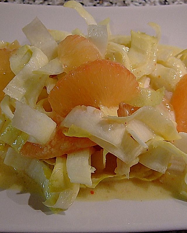 Chicoreesalat mit Grapefruit an Joghurtsauce
