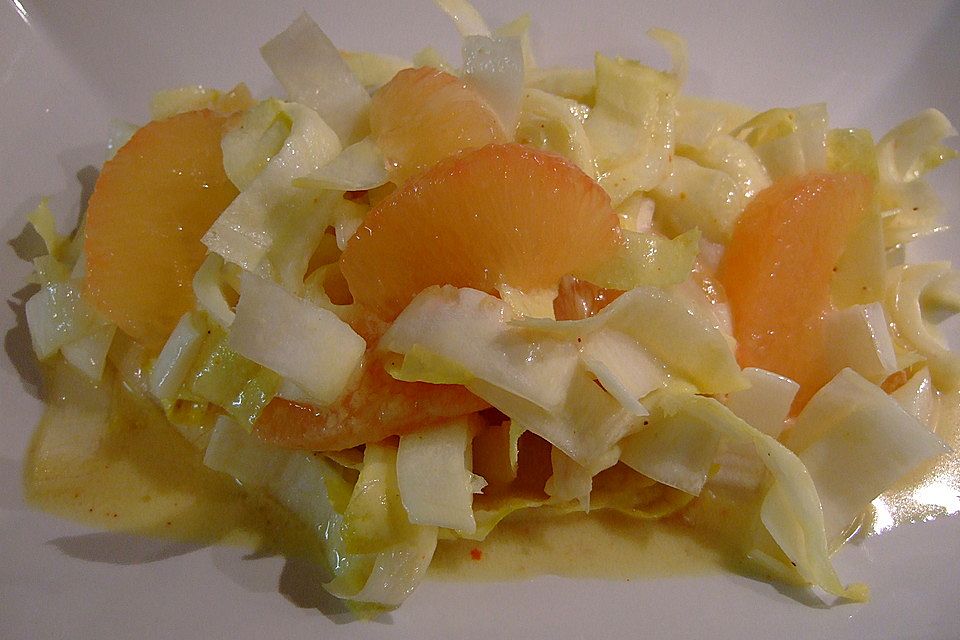 Chicoreesalat mit Grapefruit an Joghurtsauce