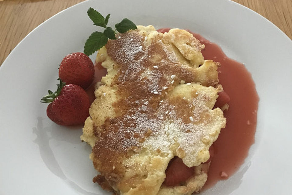 Ofen-Pancake mit warmen Erdbeeren