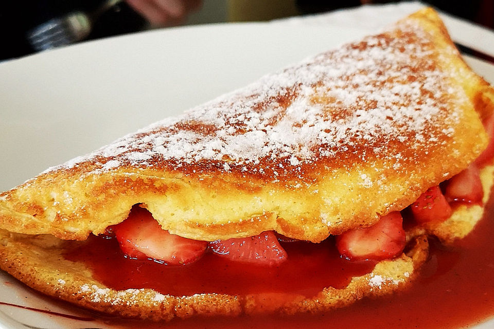 Ofen-Pancake mit warmen Erdbeeren