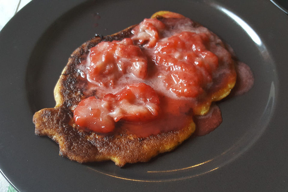 Ofen-Pancake mit warmen Erdbeeren