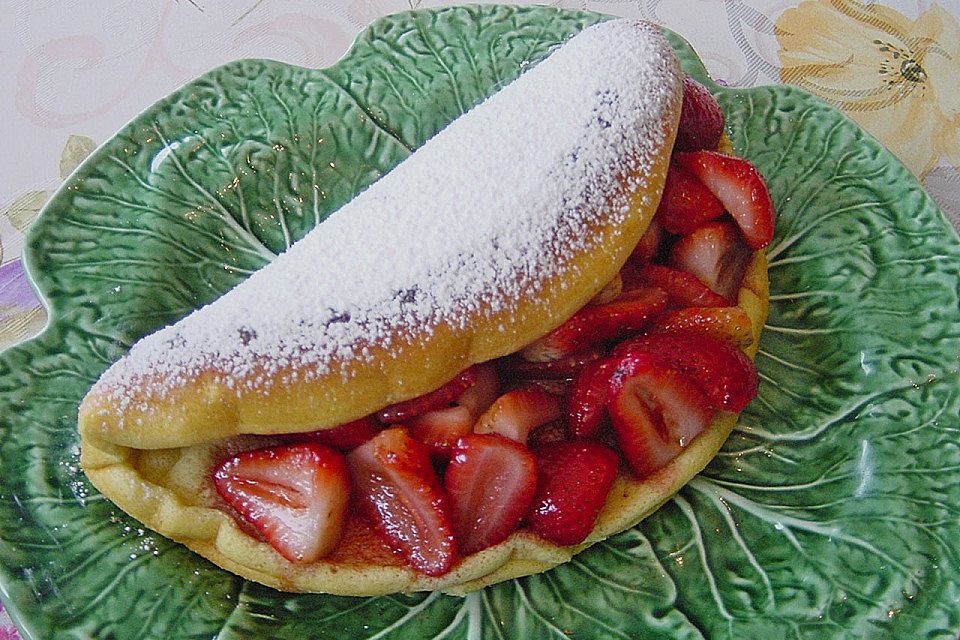 Ofen-Pancake mit warmen Erdbeeren