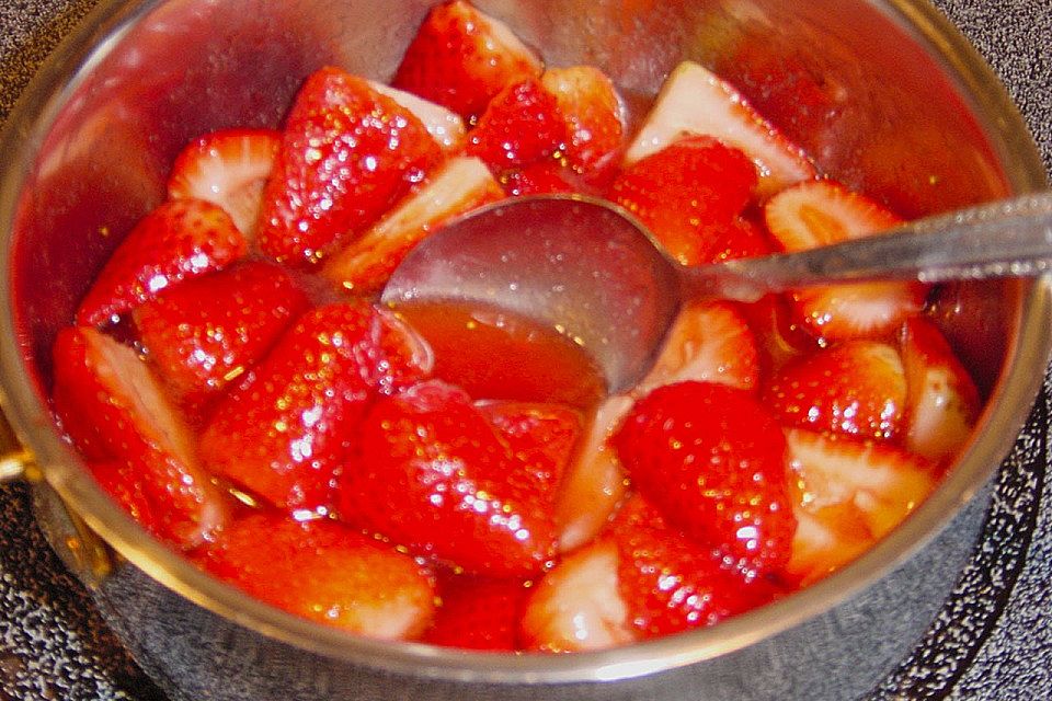 Ofen-Pancake mit warmen Erdbeeren