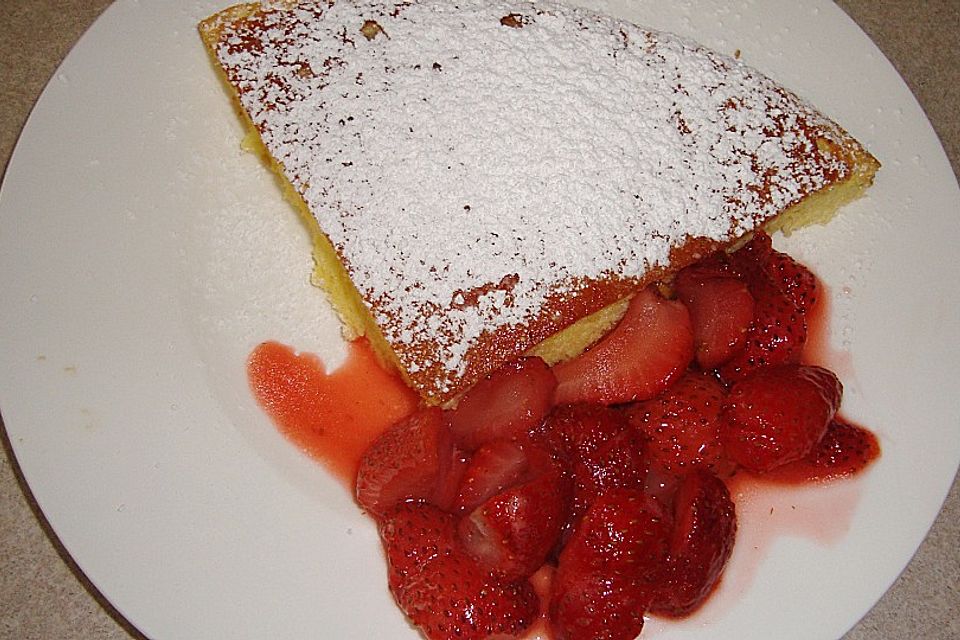 Ofen-Pancake mit warmen Erdbeeren