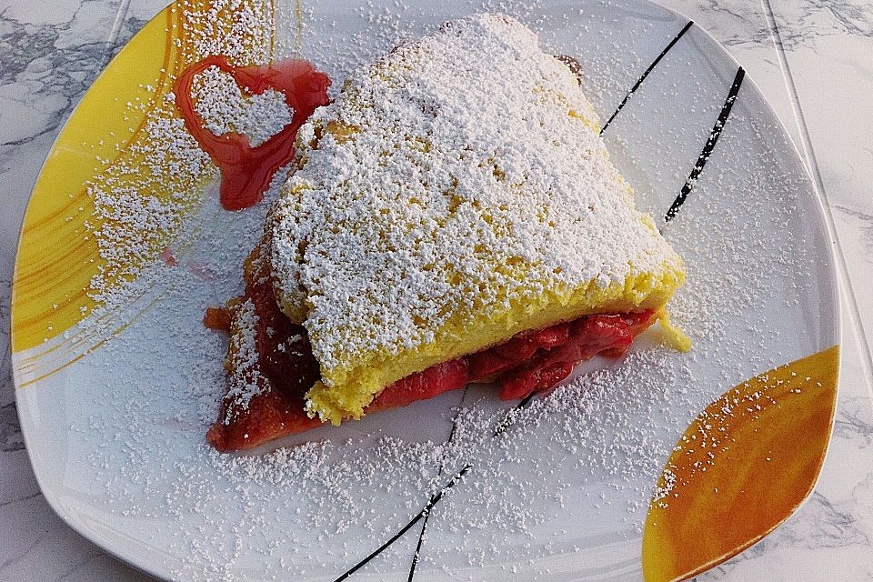 Ofen-Pancake mit warmen Erdbeeren