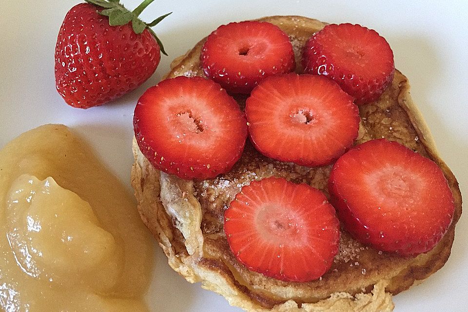 Ofen-Pancake mit warmen Erdbeeren