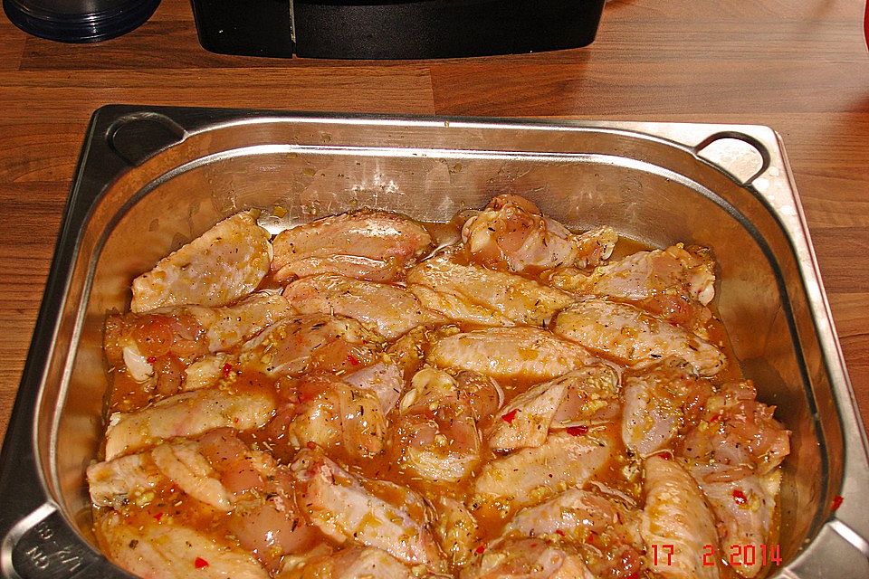 Gegrillte Hähnchenflügel in Knoblauch - Honig - Marinade