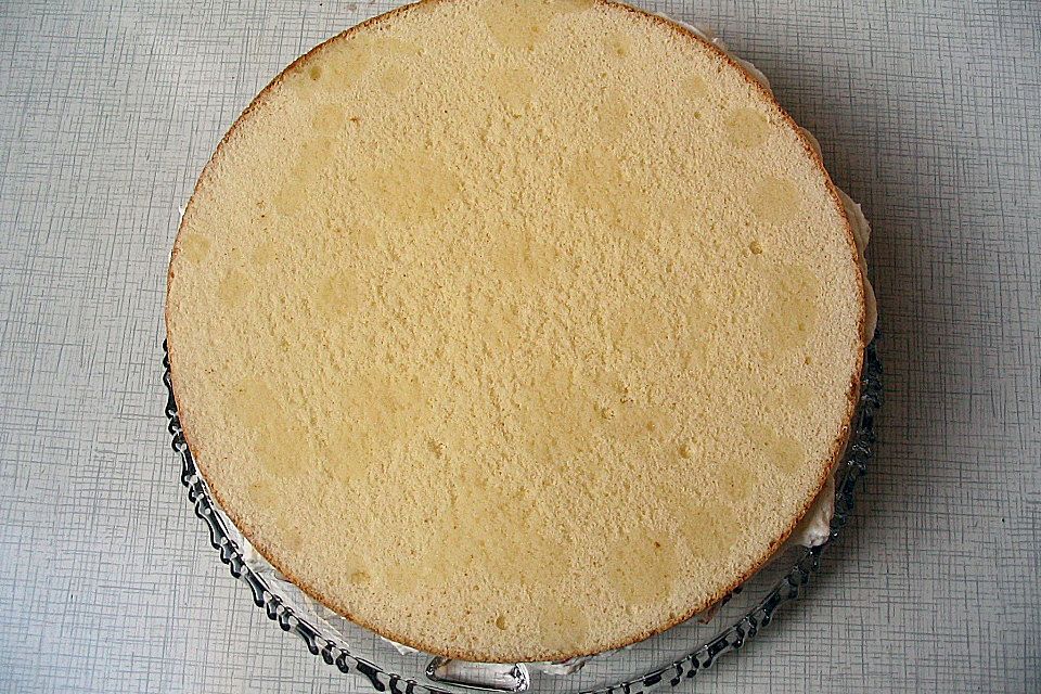 Sahnetorte mit Früchten