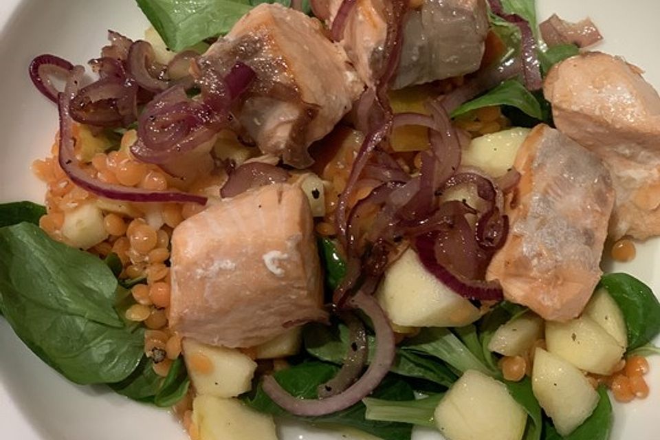 Gebratener Lachs auf Feldsalat mit Linsen und Äpfeln