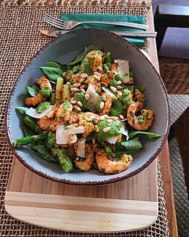 Lauwarmer Salat von gebratenem Spargel mit Rucola, Parmesan und Garnelen