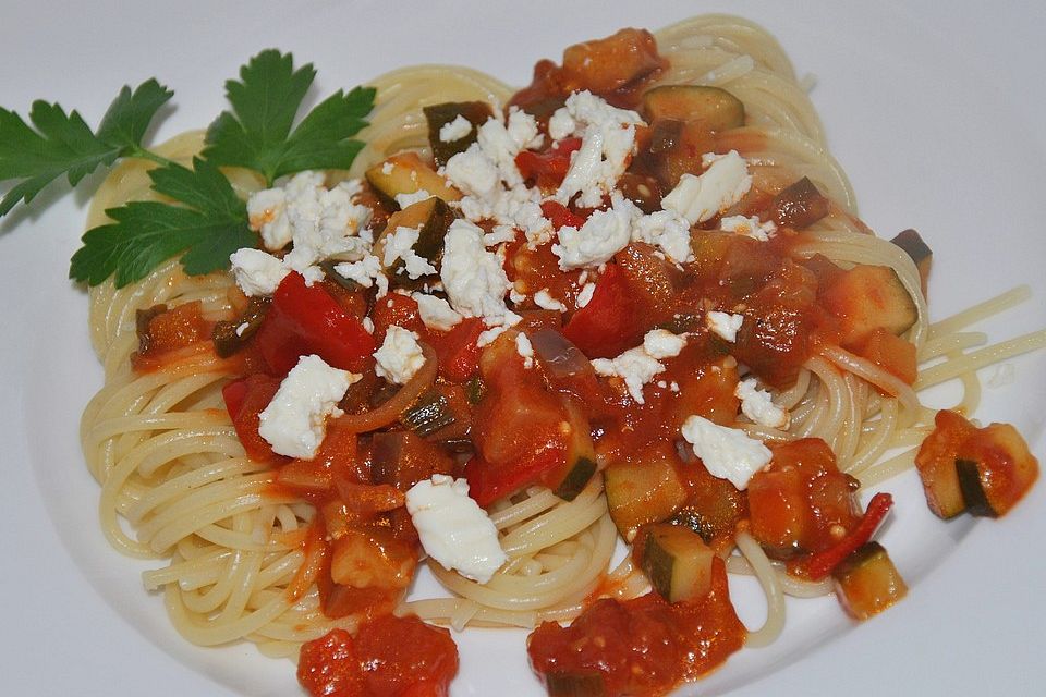 Orecchiette mit Paprika, Aubergine und Feta