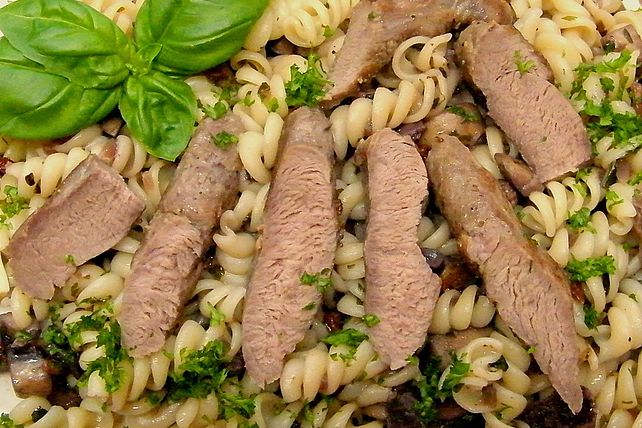 Nudeln mit Steinpilzsoße und Lamm von pralinchen| Chefkoch