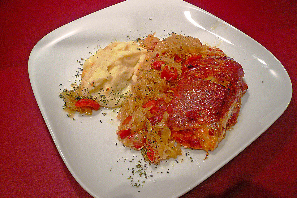 Paprikasauerkraut mit Fischfilet im Schinkenmantel