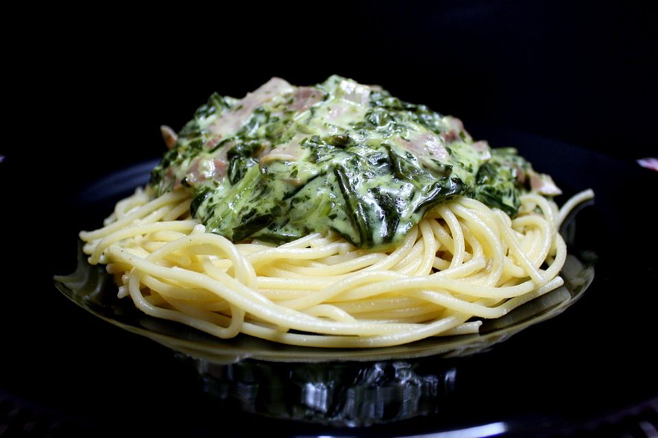 Spaghetti mit Spinat - Schinken - Soße