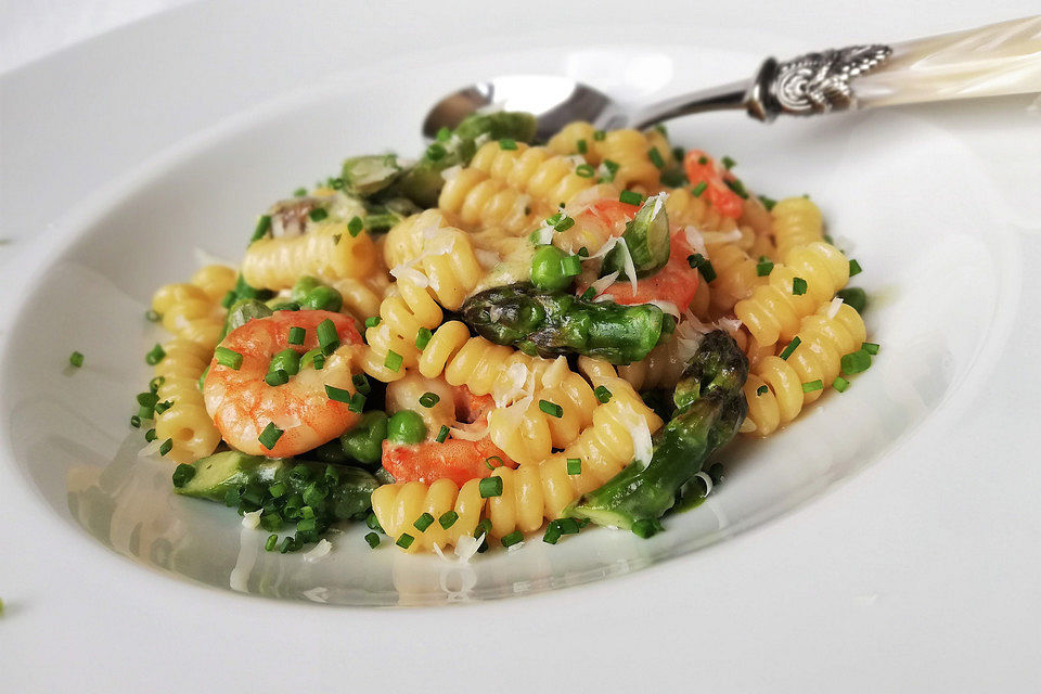 Pasta mit Spargel und Garnelen