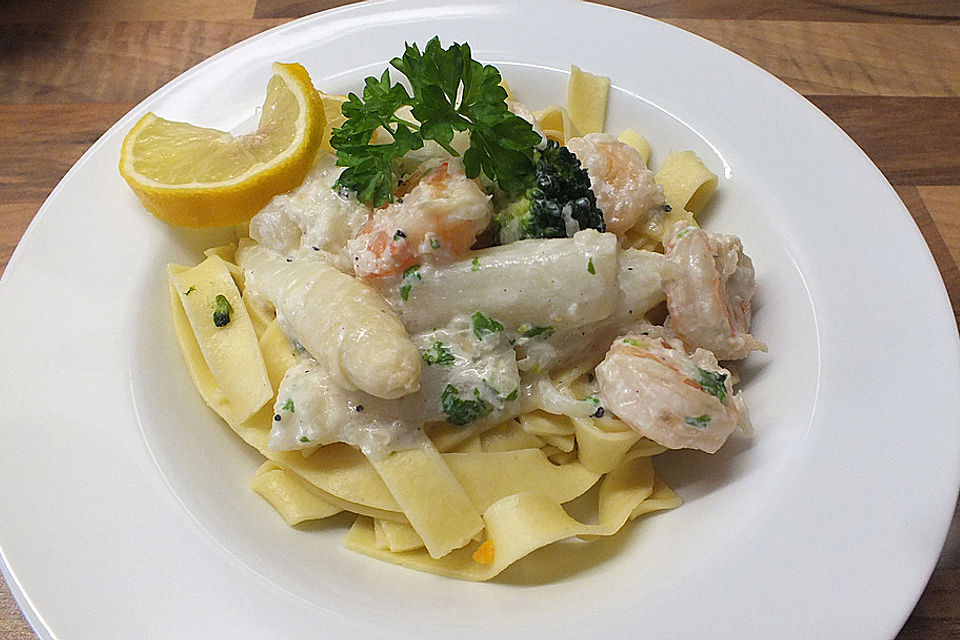 Pasta mit Spargel und Garnelen