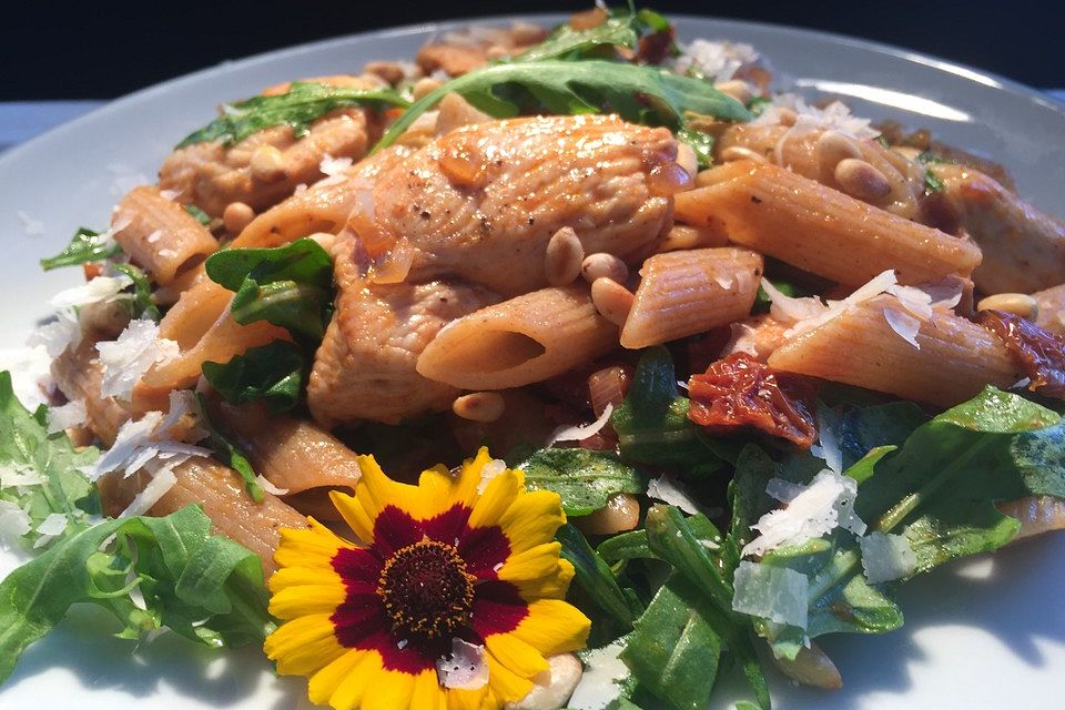 Penne mit Hähnchenbrust und Rucola