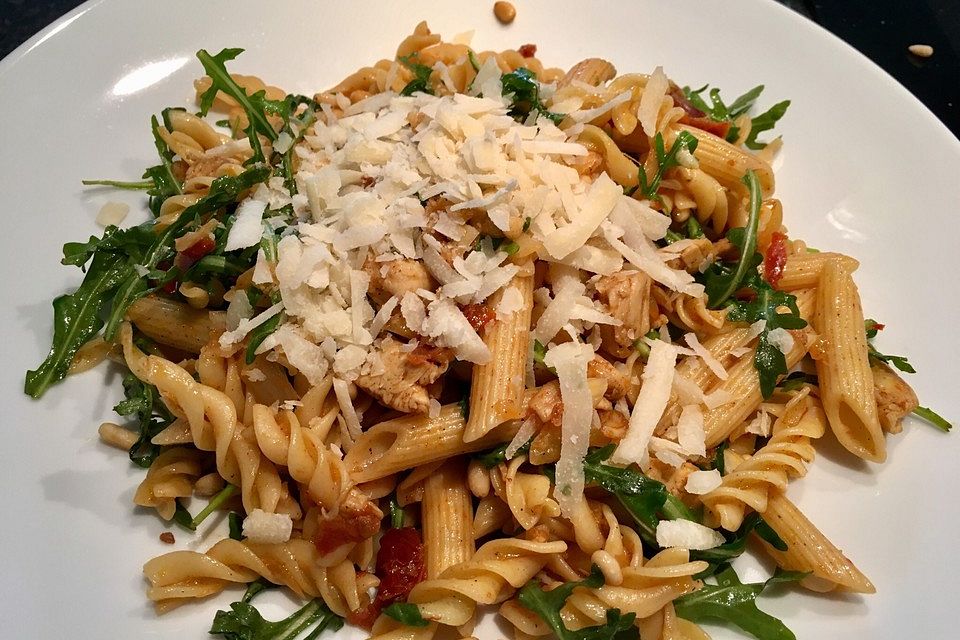 Penne mit Hähnchenbrust und Rucola