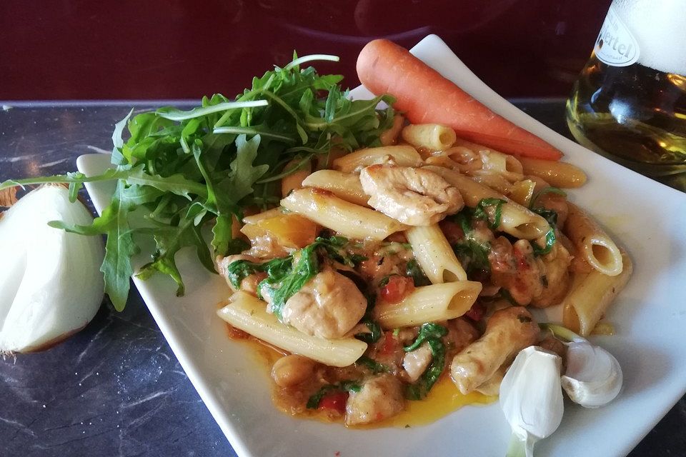 Penne mit Hähnchenbrust und Rucola