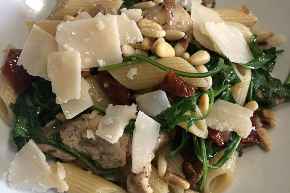 Penne mit Hähnchenbrust und Rucola