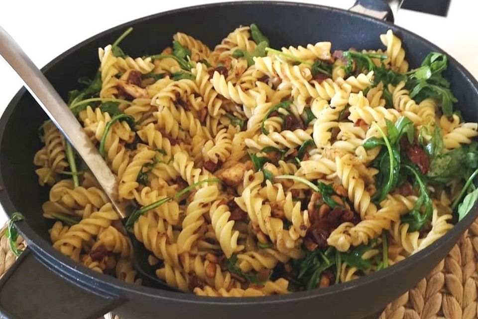 Penne mit Hähnchenbrust und Rucola