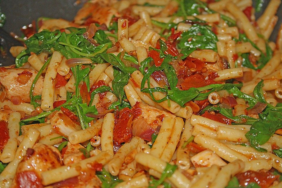 Penne mit Hähnchenbrust und Rucola