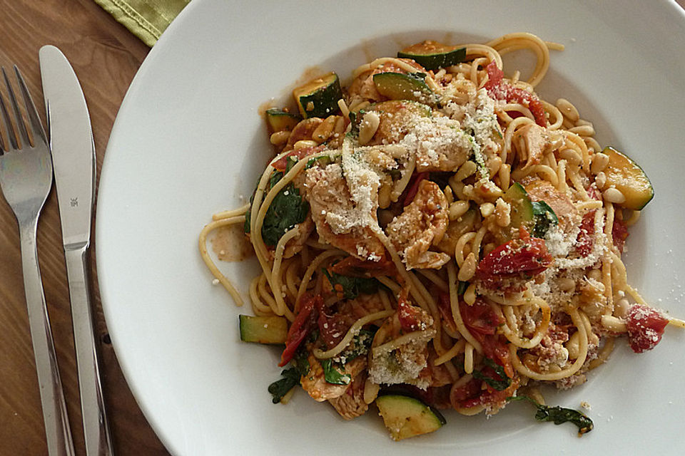 Penne mit Hähnchenbrust und Rucola