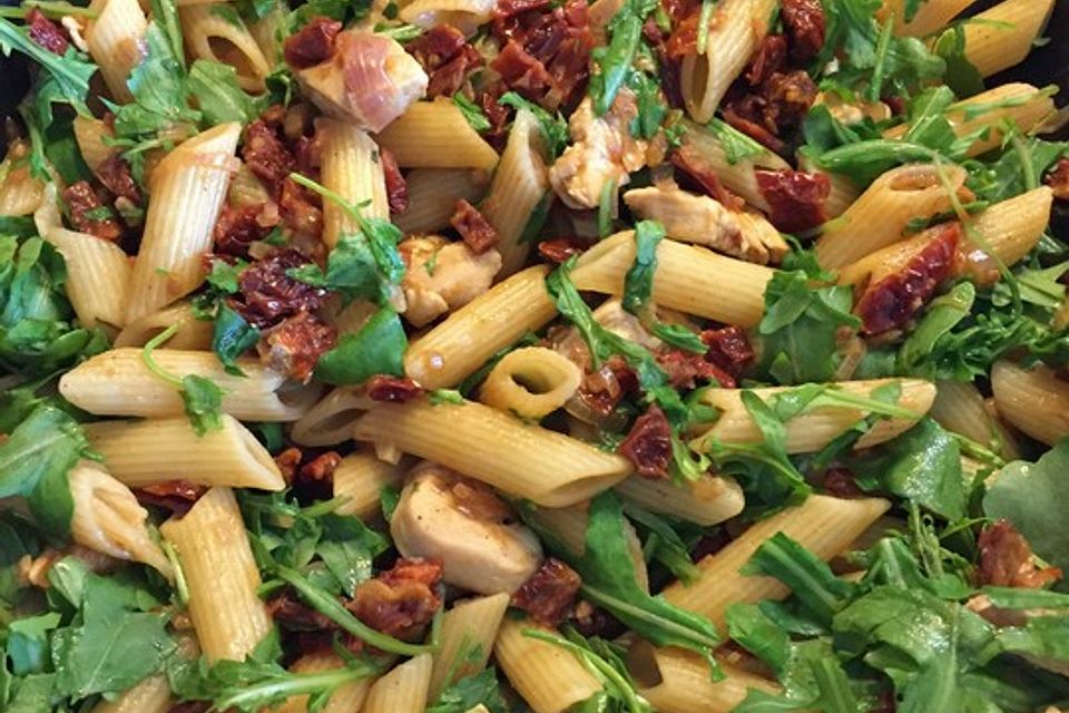 Penne mit Hähnchenbrust und Rucola