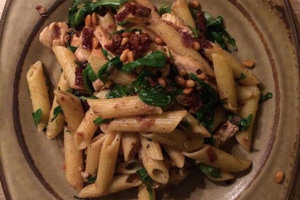 Penne mit Hähnchenbrust und Rucola