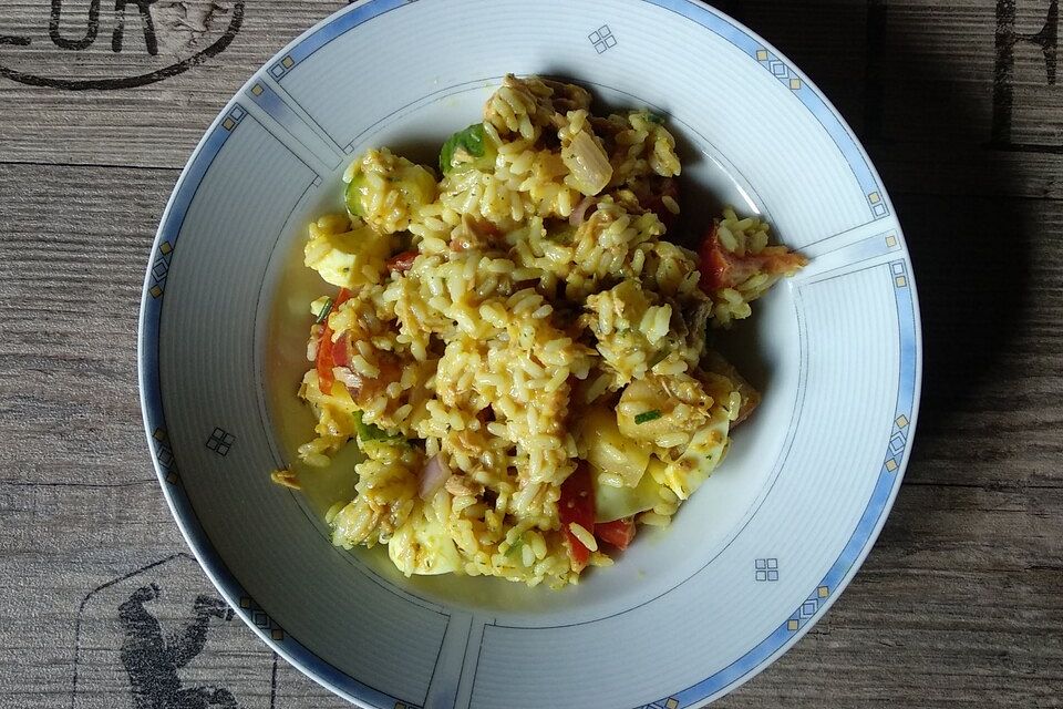 Orientalischer Reissalat mit Curry und Kräutersalz