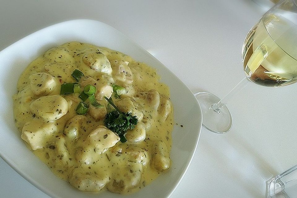 Gnocchipfanne mit Putenstreifen in Weißwein-Schmelzkäsesoße