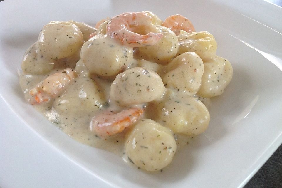 Gnocchipfanne mit Putenstreifen in Weißwein-Schmelzkäsesoße