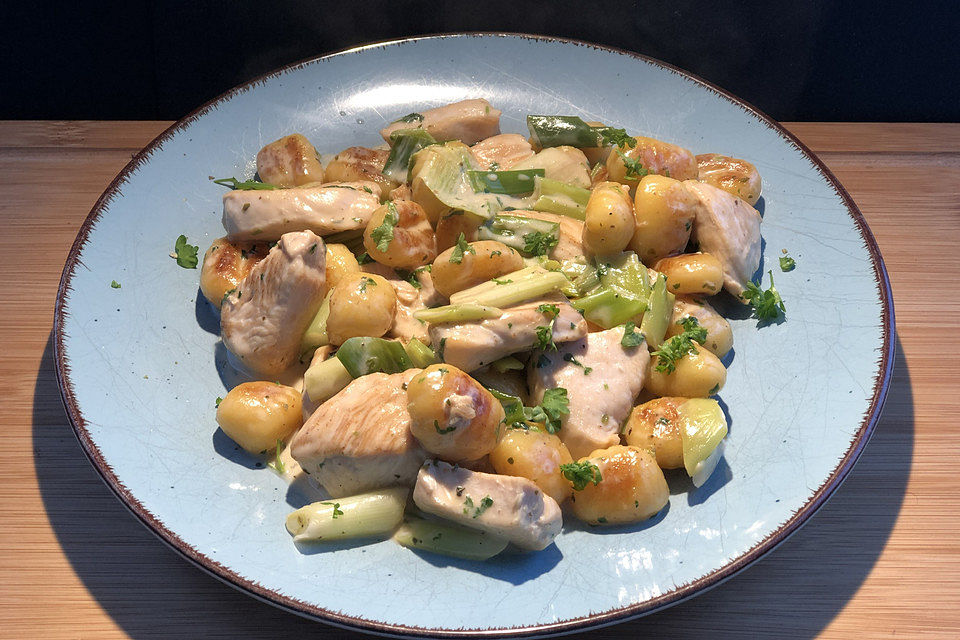 Gnocchipfanne mit Putenstreifen in Weißwein-Schmelzkäsesoße