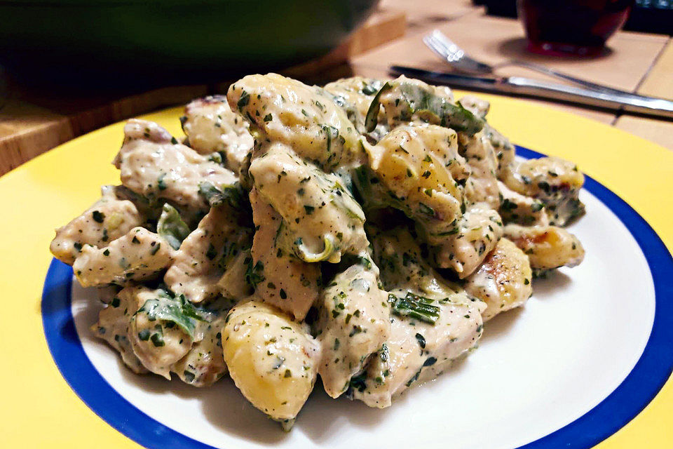 Gnocchipfanne mit Putenstreifen in Weißwein-Schmelzkäsesoße