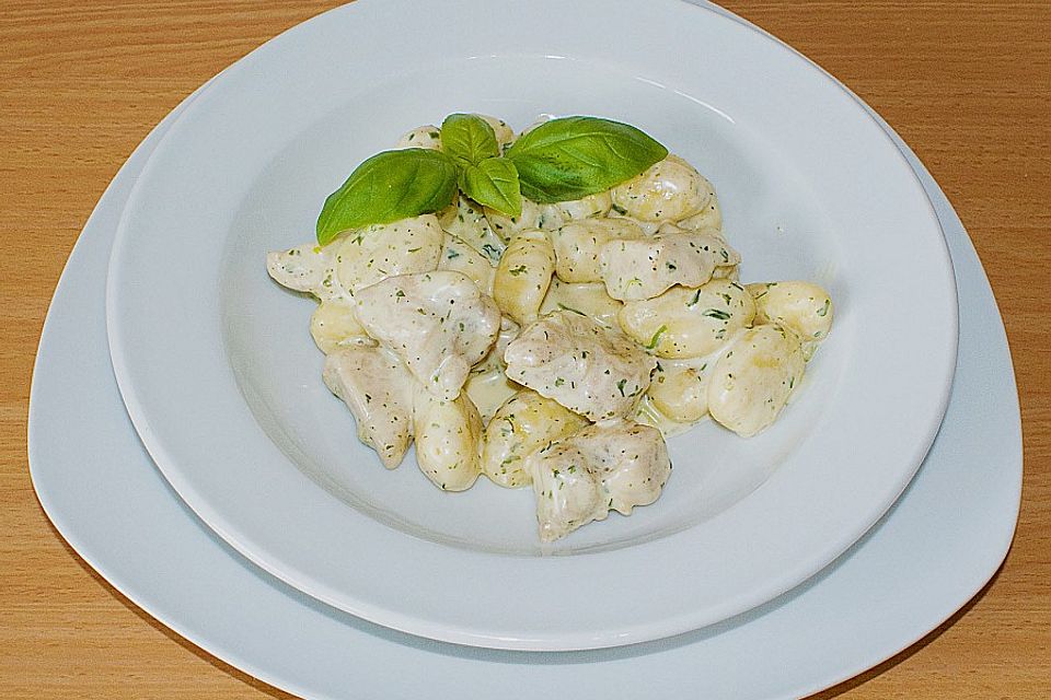 Gnocchipfanne mit Putenstreifen in Weißwein-Schmelzkäsesoße