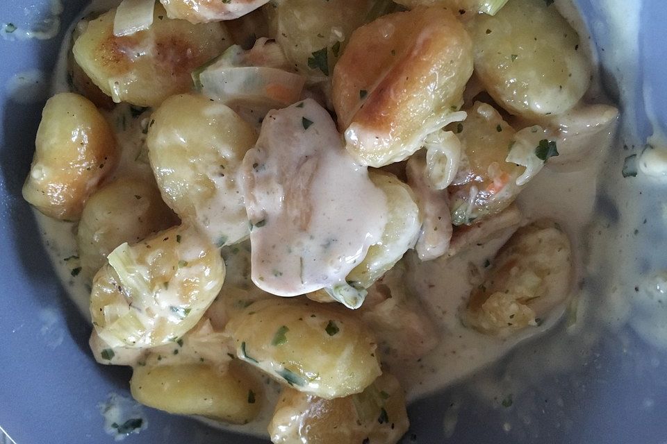 Gnocchipfanne mit Putenstreifen in Weißwein-Schmelzkäsesoße