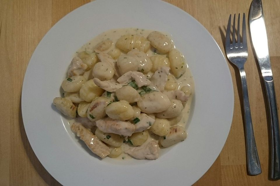 Gnocchipfanne mit Putenstreifen in Weißwein-Schmelzkäsesoße