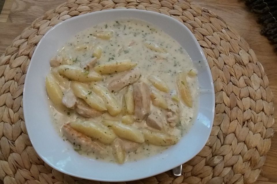 Gnocchipfanne mit Putenstreifen in Weißwein-Schmelzkäsesoße