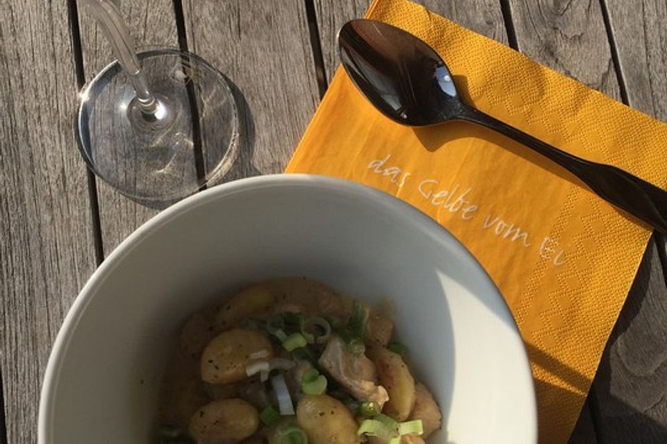 Gnocchipfanne mit Putenstreifen in Weißwein-Schmelzkäsesoße