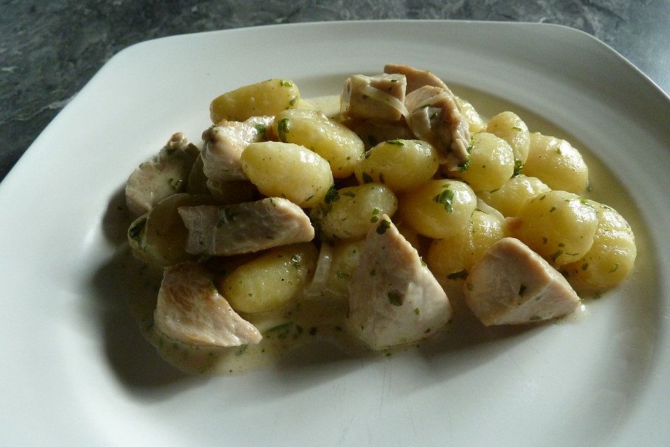 Gnocchipfanne mit Putenstreifen in Weißwein-Schmelzkäsesoße