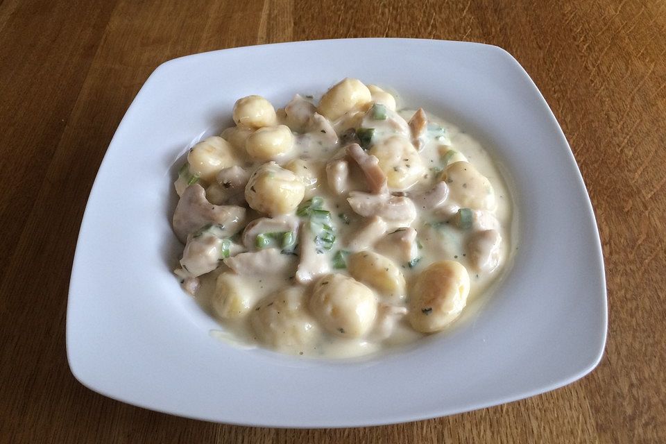 Gnocchipfanne mit Putenstreifen in Weißwein-Schmelzkäsesoße