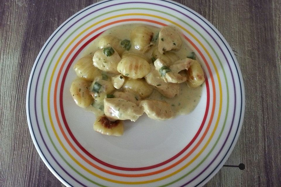 Gnocchipfanne mit Putenstreifen in Weißwein-Schmelzkäsesoße