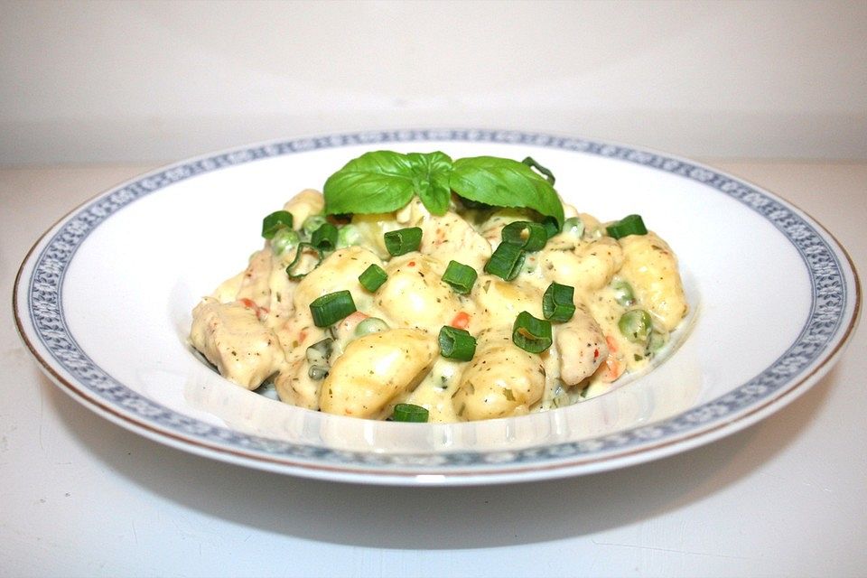 Gnocchipfanne mit Putenstreifen in Weißwein-Schmelzkäsesoße