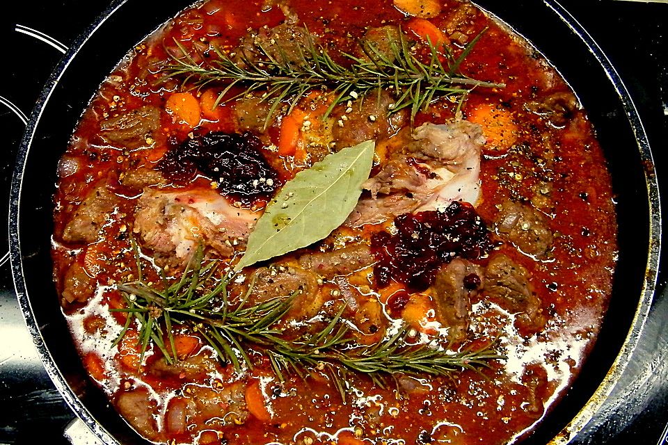 Lammgulasch mit Portwein-Preiselbeer Sauce