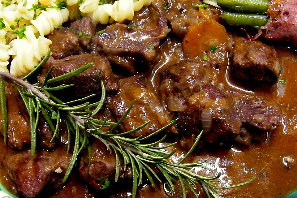 Lammgulasch mit Portwein-Preiselbeer Sauce